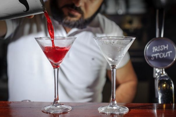 ¿Quieres ser bartender?: 3 beneficios de esta profesión