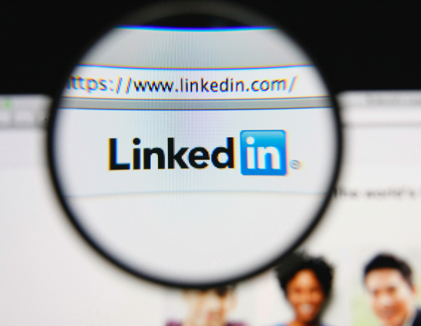 ¿Cómo destacar tu perfil de LinkedIn si eres recién egresado?
